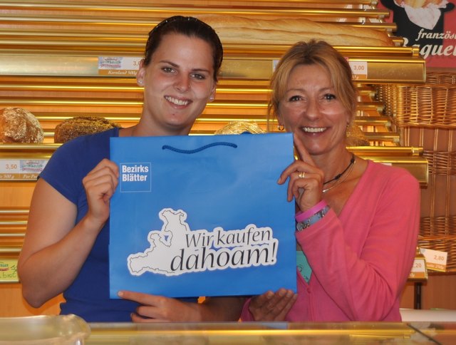 Café-Bäckerei Unterberger in Schüttdorf: Die Mitarbeiterinnen Gertraud Embacher und Juliane Winter.