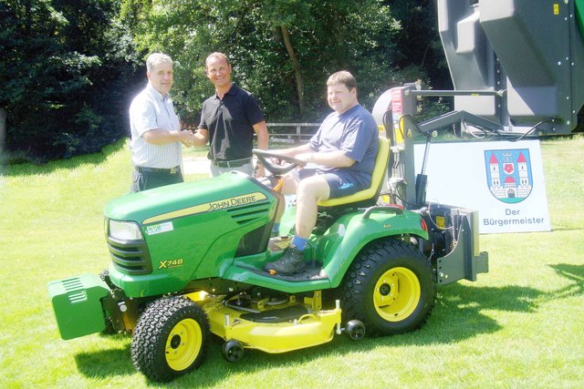 Mit dem neuen Rasenmähertraktor ist die Pflege des Platzes auf der Kranzling gesichrt.