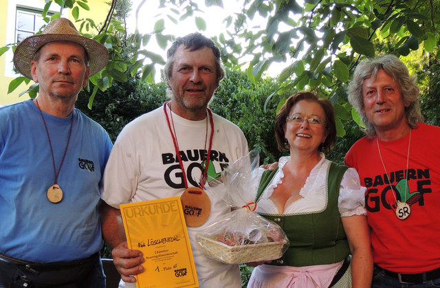 Bei der Siegerehrung wurde Landesmeister Rudi Löschenkohl von Herbert Floigl, Iris Stromberger und Alois Kreisel geehrt