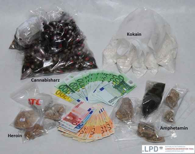 Insgesamt sind sichergestellt worden:
3,3 kg Cannabis
1,5 kg Kokain
210 Gramm Heroin
580 Gramm Amphetamin
EUR 4700,- Bargeld