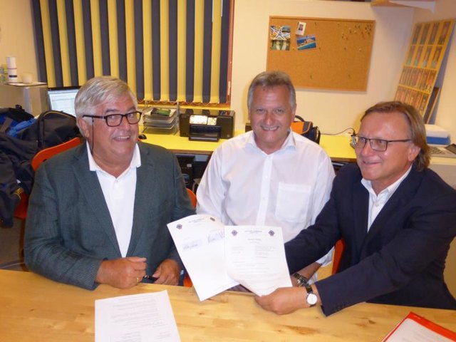 Unterzeichnung des Vertrages, Baumeister Gerhard Fleissner, Obmann Klaus Suppan, Gerhard Kuess (v.l.)