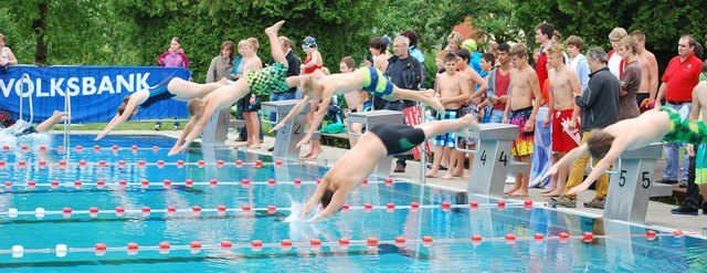 Startsprung zum 4x50m Freistil Staffelbewerb der Hauptschule/Neue Mittelschule