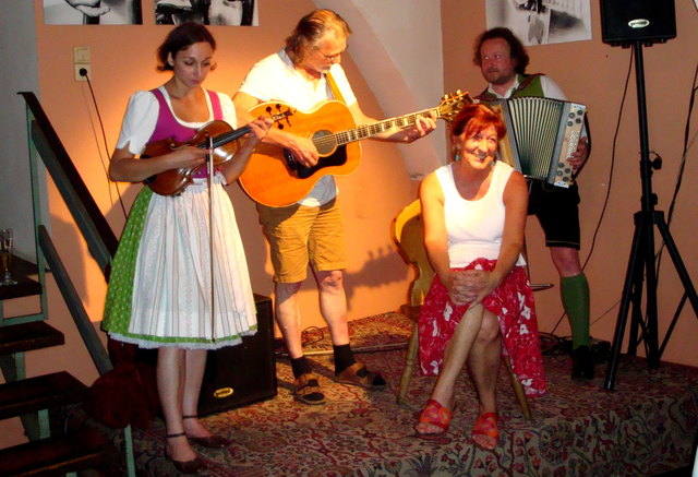Mit einem Ständchen gratulierten Gerd Alois Wildbacher, Anna Maria Gutschi und Michael Krusche Gerhild Kürzl zum Geburtstag.