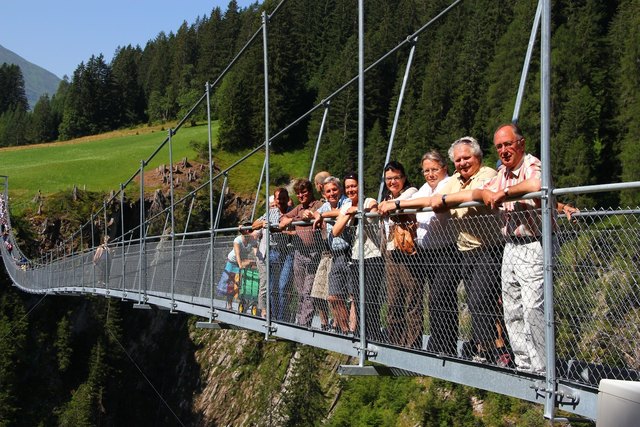 NR Hörl ließ sich von seinen Parteikollegen und Tourismusvertretern den Lechweg zeigen.