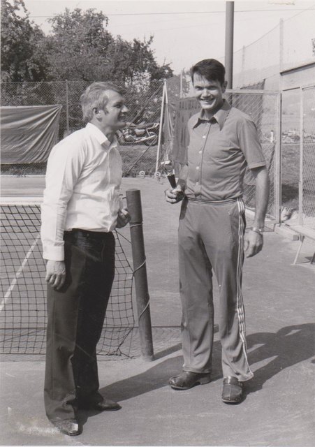 Vereinsmeisterschaft 1976:
Gründungsobmann Holzer Franz mit Otti Johann.