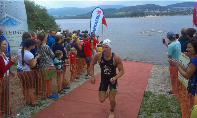 Peter Sachsenhofer bei seiner Ankunft in der Wechselzone auf das Rad.
