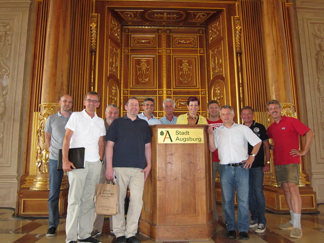 Darf in Augsburg nicht fehlen: Besuch des goldenen Saales:
(v.l.) Tom Wirnsperger (Großarl), Stefan Schlagbauer (Berchtesgaden), Marktleiter S.Kaufmann (Augsburg), Fritz Wüst (Augsburg), Christine Wolfsgruber (Wolfgangsee), Josef Turin (Sterzing), Hans Hettegger (Großarl), Fritz Gandl, Andreas Wipplinger, Hans Wieser (Wolfgangsee), R. Rott (Augsburg)