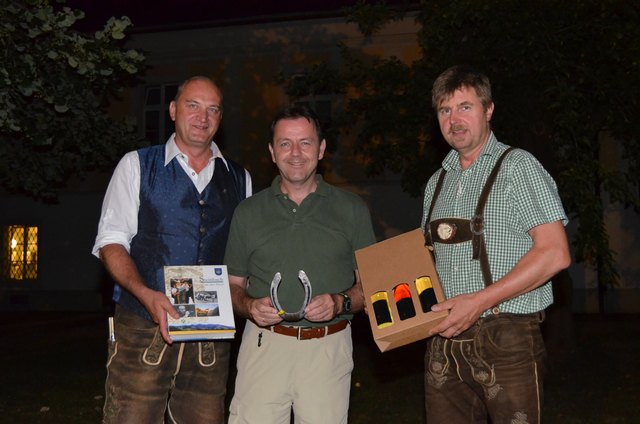 Steinbachs Bürgermeister und Bezirksparteiobmann Christian Dörfel, Nikolaus Berlakovich und Vizebgm. Franz Höllhuber (v.li.). Als Gastgeschenk gab es für den Landwirtschafts- und Umweltminister das Steinbacher Heimatbuch, ein Hufeisen als Glücksbringern für den anstehenden Wahlkampf und regionale Mostspezialitäten der Mostkellerei Höllhuber zur Stärkung.