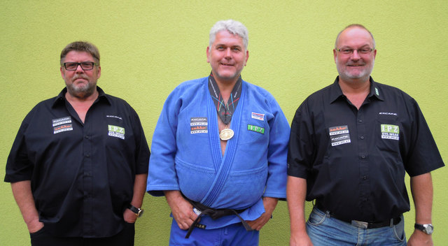 Ein starkes Team: Sponsor Alfred Zechmeister, Weltmeister Helmut Gföllner und Coach Gerald Stutz (v. l.).