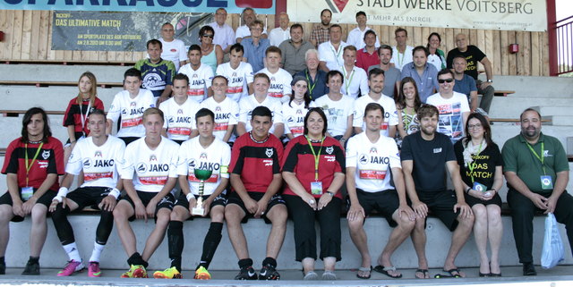 Der „1. FC Kickoff“ mit der AMS-Auswahl, allen LFI-Beteiligten, Ehrengästen und Sponsoren.