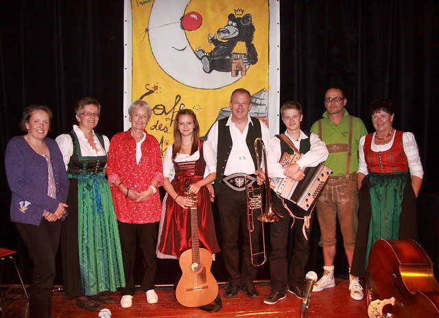 Von links nach rechts: Siedler Gertraud,Schneider Vroni, Galley Lilo, Musik Fam. Runggatscher, Lanthaler Theo und Kitzbichler Kathi.