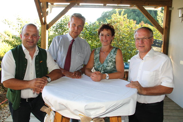 Staatssekretär Reinhold Lopatka (2.v.l.) informierte Maria Pein, Anton Gangl und Josef Ober über die Hilfsmaßnahmen.
