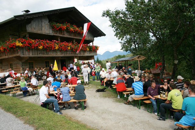 Wanderung auf der Hochebene Saulueg mit kulinarischen und musikalischen Einkehrschwung.