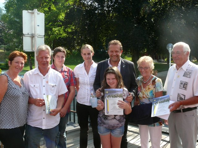 Gäste geehrt: Anja und Johann Keyzers, Fabian Strasser, Evelyn Fäßlacher, BGM Josef Pleikner, Janneke Keyzers, Jo und Harry Kuypers