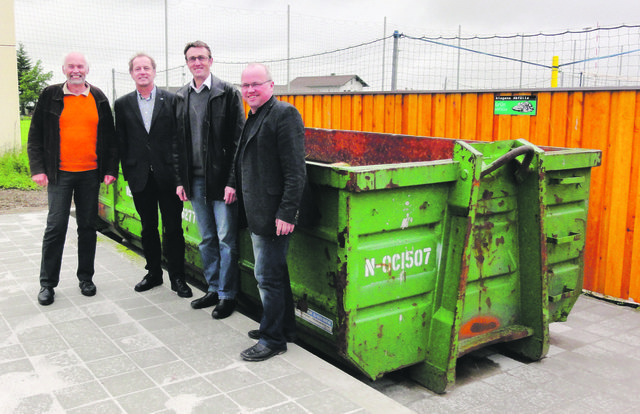 Neue Sammelstelle: Herbert Ranftl vom FAB, Walter Moser vom AMS, Bürgermeister Johann Prielhofer und BAV-Vorsitzender Franz Harner.