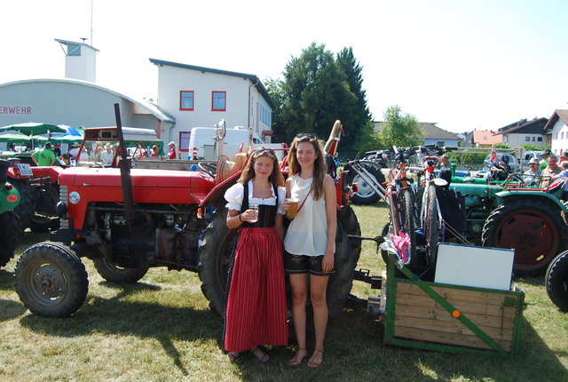 Magdalena Rauch und Theresa Kleissner mit Joyce und Joker vor ihrem "Oldie".