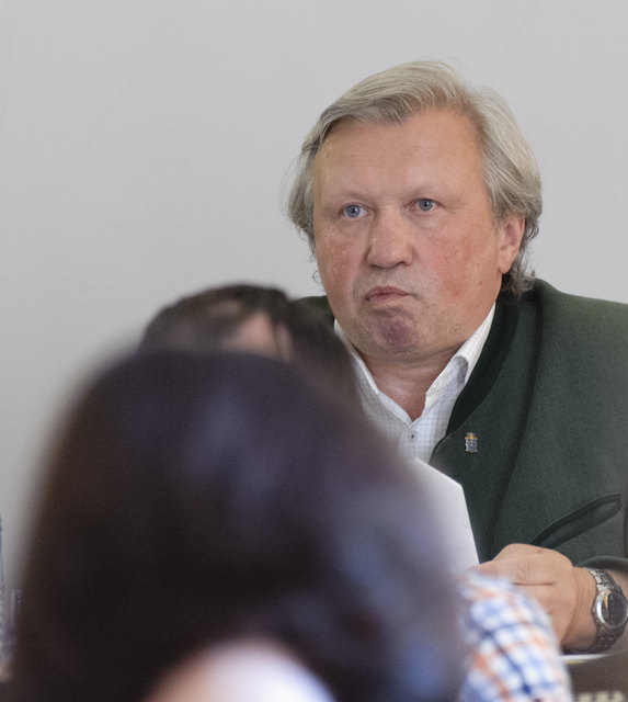 Bgm. Herbert Osterbauer als Eigentümervertreter schweigt öffentlich zum E-Haus-Defizit.
