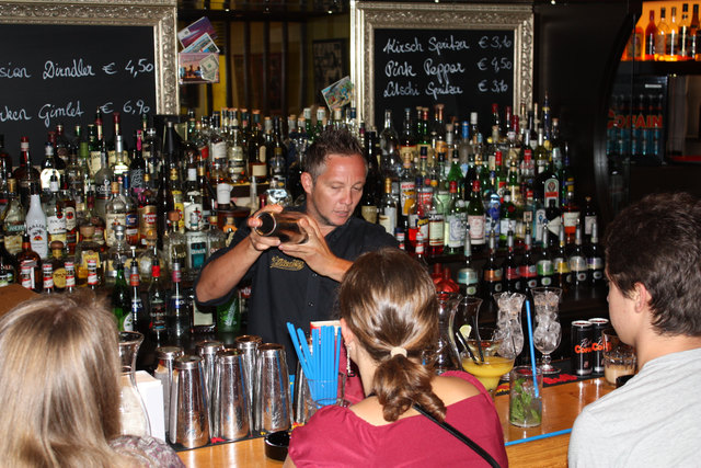 Mike Thomas zeigt den Teilnehmern, wie man leckere Cocktails mixt.
