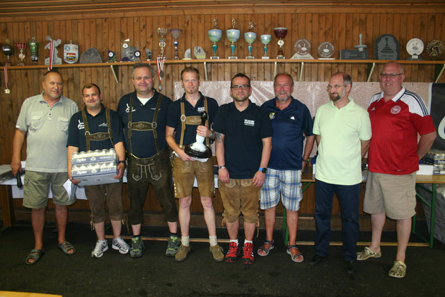 Die Sieger mit dem begehrten Pokal.
