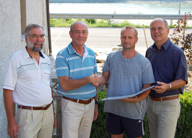 Bgm. a.D. Karl Kappelmüller, Aggsbach, Volkshilfe-Präsident NR Prof. Ewald Sacher, Alfred Bauer, einer der vielen Hochwasserbetroffenen in der Wachau, Stadtrat Hans-Peter Redl, Dürnstein bei der Übergabe der Volkshilfe-Spenden