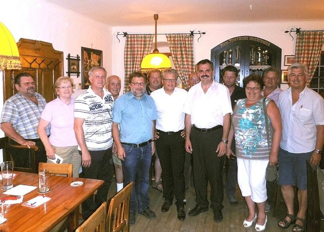 Linzer Vizebürgermeister Klaus Luger (Bildmitte) und SPÖ-Nationalratskandidat Sepp Reisenbichler aus Bad Ischl (rechts davon) gemeinsam mit den Scharnsteiner SPÖ-Gemeinderäten.