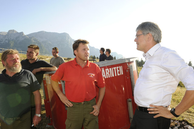 Landeshauptmann Peter Kaiser machte sich auf der Montasio-Alm in Italien persönlich ein Bild über die Waldbrand-Lage und sprach mit den Kärntner Einsatzkräften.