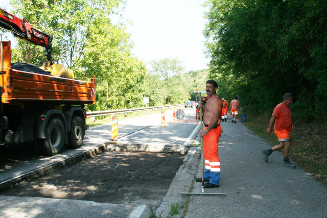 In diesem Teilstück wurden die Betonplatten bereits entfernt. Im Bild: Ernst Führer, Straßenmeisterei Horn.