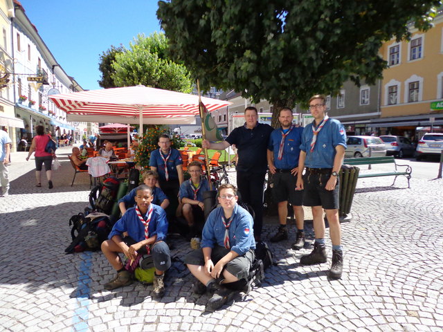 Die Pfadfindergruppe mit dem Bürgermeister der Künstlerstadt Gmünd, NRAbg. Josef Jury am Hauptplatz