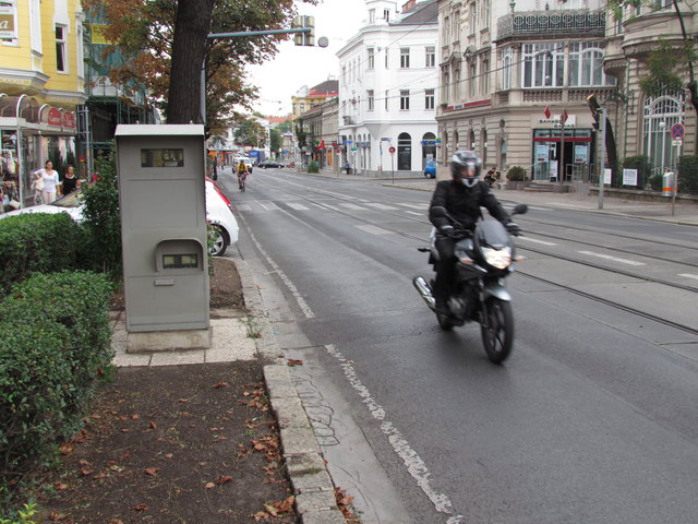 Eine Radarbox auf der Gersthofer Straße hilft gegen Temposünder leider nur in eine Richtung.