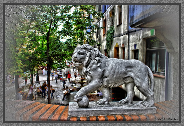 beim Hundertwasserhaus..