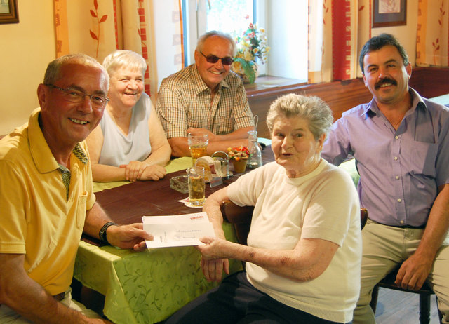 NR Ewald Sacher, Waltraud Butschek, GR Reinhard Haslinger, Katharina Boncina, gfGR Martin Voglhuber übereignen 1000 Euro aus dem Löwenherz-Fonds