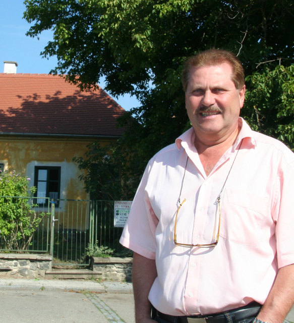 Johann Ehrenberger spendierte ein Paar Frankfurter und brachte Wasser.