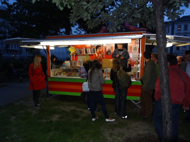 COMICS-BOX by night