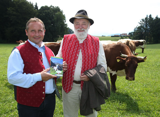 Karl Neuhofer und Sepp Forcher zeigen stolz ihre Rinderfibel | Foto: ARGE Heumilch