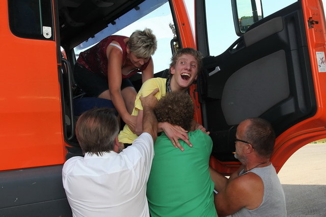 Einsteigen bitte: Rund 20 Schützlinge von "Kids Chance" begaben sich mit Trucks der Firma Schuster auf große Fahrt.