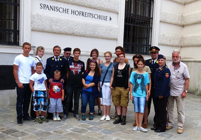 Krebskranke Kinder mit dem Ferdinandus Orden 1561 in der Hofreitschule
