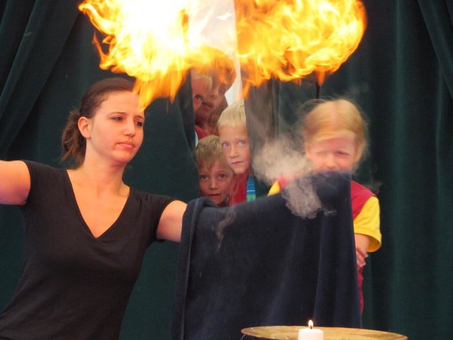 Heiß her ging es im Circuszelt beim Feuerspucken und Feuerschlucken, eine der größten Herausforderungen für die jungen Artisten, aber auch für die zuschauenden Eltern.