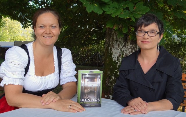 Gastgeberin Petra Barta (li.) mit der Autorin Olga Flor auf der Kastanienterrasse in der Wasnerin.