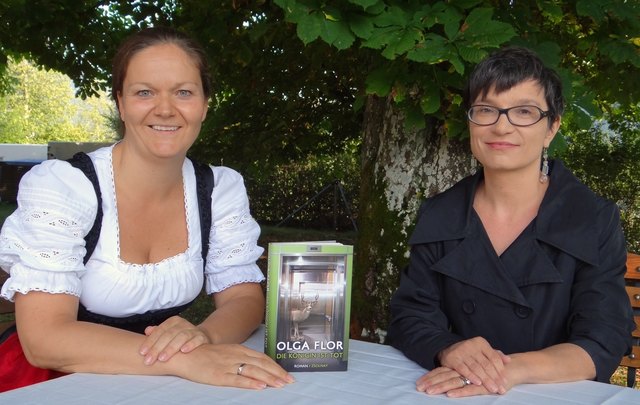 Gastgeberin Petra Barta (li.) mit der Autorin Olga Flor auf der Kastanienterrasse in der Wasnerin. | Foto: literaturfoto.net