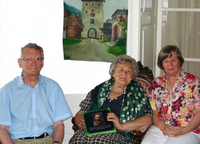 Die Rosegger-Liebhaber Lisbeth und Franz Erlach mit der rührigen Kulturschaffenden Lydia Perger (Mi.).