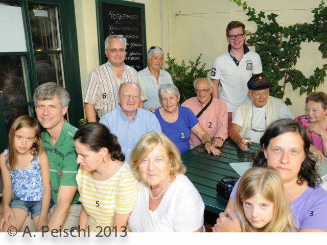 Wiedersehen nach vielen Jahren. Erika Musser (1), Gatte Fred (2), Tochter Ursula (3) mit Enkelin Madeleine, Schwiegersohn Blair (4) mit Enkelin Ashley sowie Tochter Heidi. Bürgermeister Ferdinand Köck (6) ließ es sich nicht nehmen, die ehemalige Gumpoldskirchnerin mit ihrer Familie zu begrüßen. Mit von der Partie: Schulkollegen des Jahrgangs 1938.