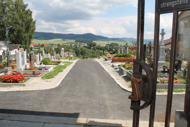 Geteert wurden die Haupt- und Nebenwege am Friedhof in Aigen.