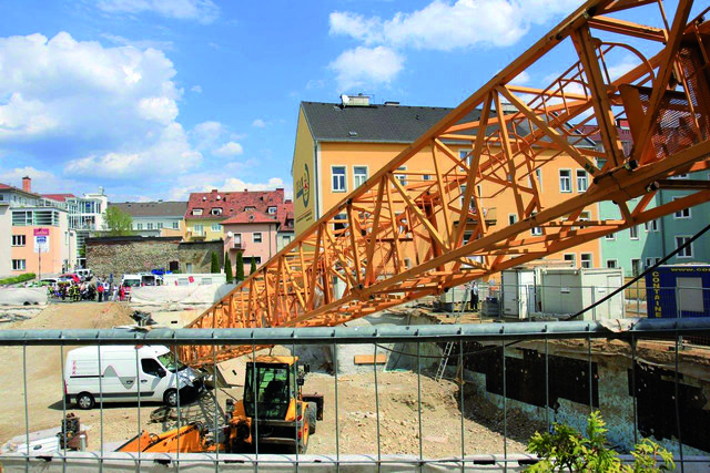 Schrecksekunde in Knittelfeld: Ein Baukran stürzte auf Wohnungen in der Innenstadt. Foto: Zeiler