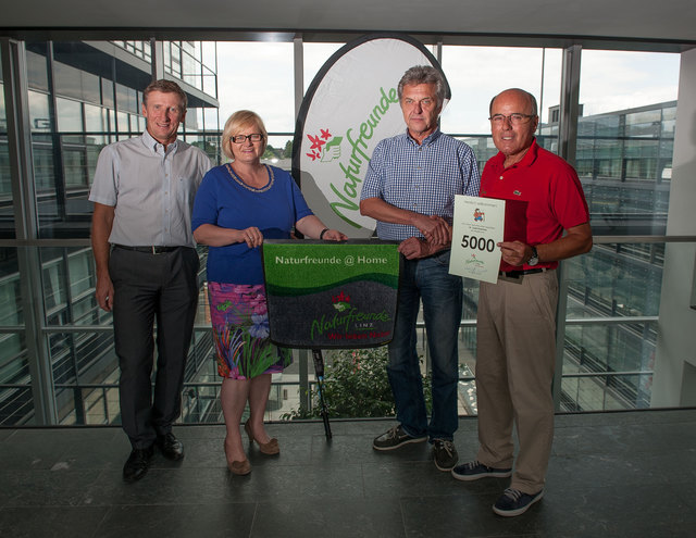 V.l.n.r.: Norbert Breitschopf (Vorsitzender Naturfreunde Linz), Gerda Weichsler-Hauer (Stv. Landesvorsitzende Naturfreunde OÖ), Josef Krammer (5000stes Mitglied) und Karl Frais (Bundesvorsitzender Naturfreunde).