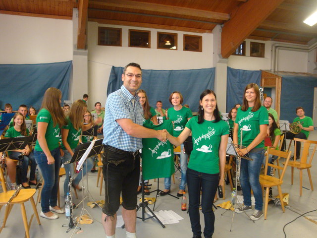 Franz Schraml jun. mit Betreuerin Christina Friedl bei der Übergabe der neuen Vereins-Shirts.