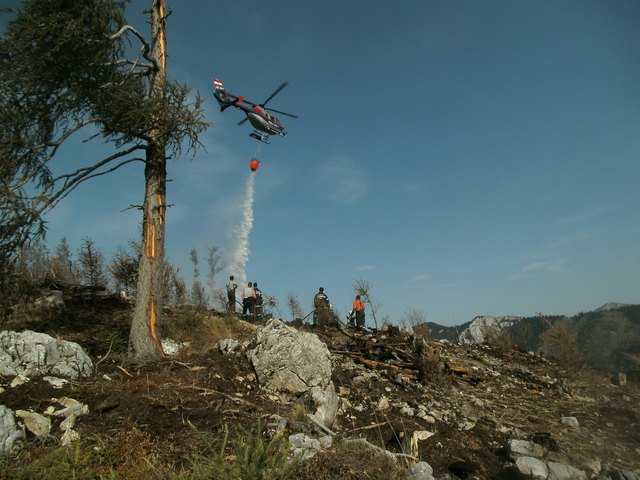 Unterstützung der Feuerwehrmänner durch Hubschrauber.