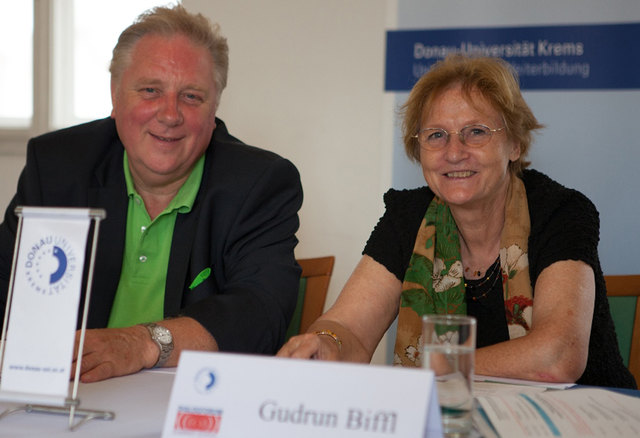Gudrun Biffl von der Donau-Universität Krems und der Gmundner Bürgermeister Heinz Köppl bei der Eröffnungspressekonferenz.