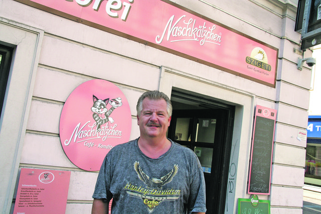 Naschkätzchen-Chef Robert Neumüller verwöhnt seine kleinen Gäste mit Süßigkeiten.