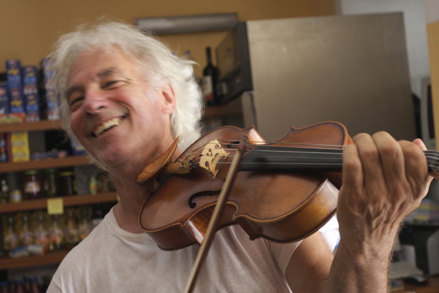 Herwig Strobl (Bild) spielt in der Altstadt gemeinsam mit Atanas Dinovski.