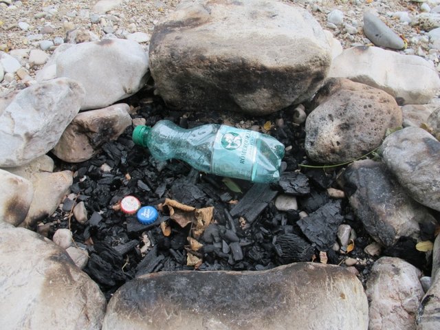 Die Hinterlassenschaften eines Badeausfluges an der Ybbs, auch Stühle und Kleidung werden liegen gelassen.